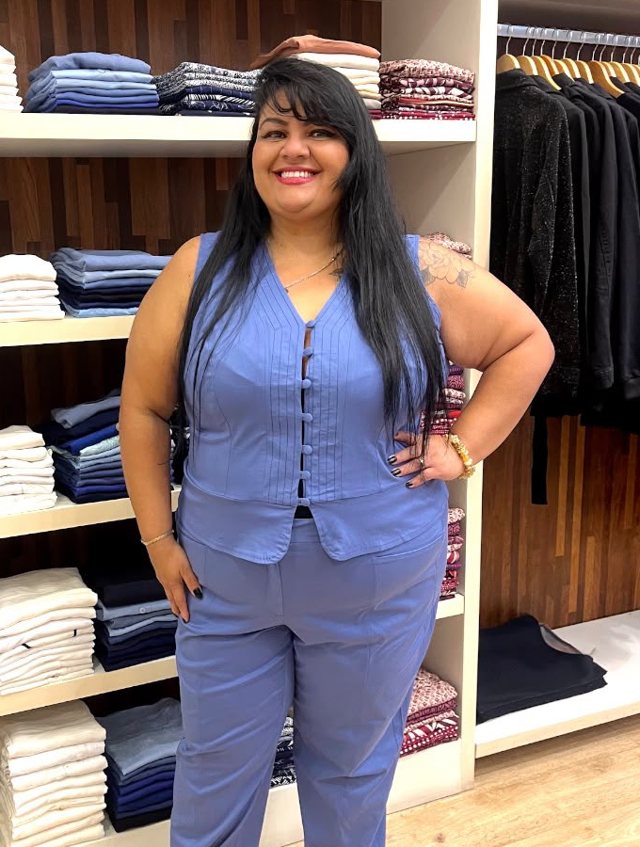Helena Custódio dentro de uma loja de roupas plus size